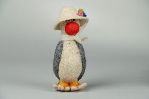 Jouet mou en laine Oiseau en chapeau - MADEheart.com