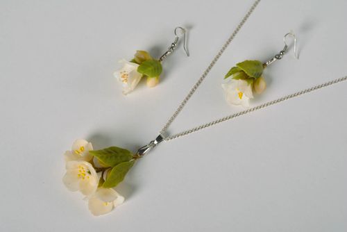 Ensemble de bijoux en plastique faits main pendentif boucles Fleurs blanches - MADEheart.com