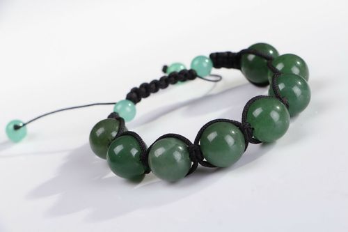 Grünes Armband mit Nephrit - MADEheart.com