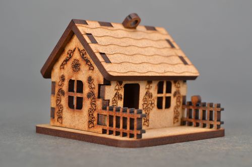 Petite maisonnette décorative avec véranda en panneau de fibres - MADEheart.com