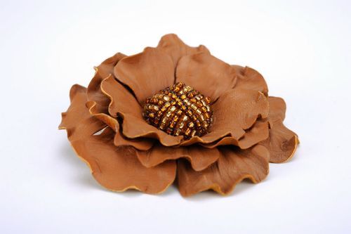 Broche fleur en cuir et perles faite main - MADEheart.com
