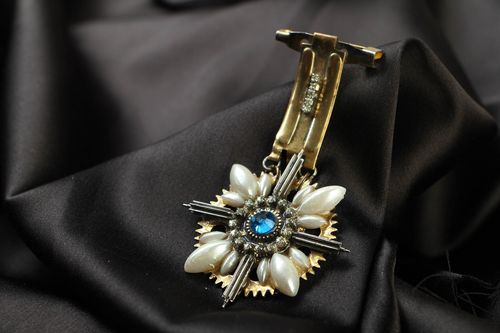 Broche steampunk médaille en forme de croix en métal - MADEheart.com