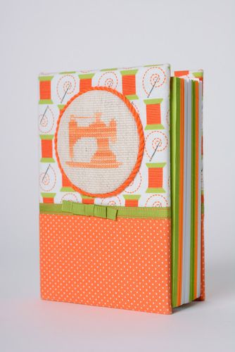 Carnet couverture en tissu avec broderie fait main vert-orange pour couturière - MADEheart.com