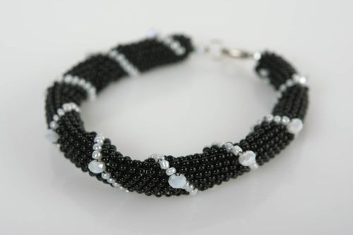 Bracelet fait main blanc noir original de soirée pour femme perles de rocaille - MADEheart.com