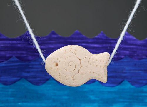 Ciondolo pesce in ceramica decorativo fatto a mano Pendente di argilla bianca - MADEheart.com