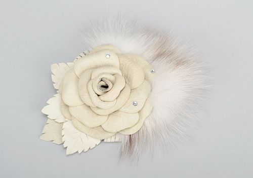 Broche feito de couro genuíno e peles, na forma de uma flor - MADEheart.com