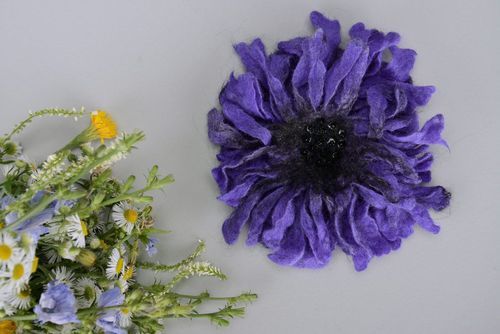 Broche en laine faite main Fleur violette - MADEheart.com
