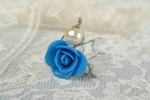 Handgemachter Ring mit Rose aus Polymerton in Wire Wrap Technik mit Perle blau - MADEheart.com