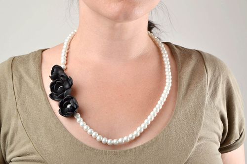 Collier perles fantaisie Bijou fait main blanc et noir Accessoire femme - MADEheart.com