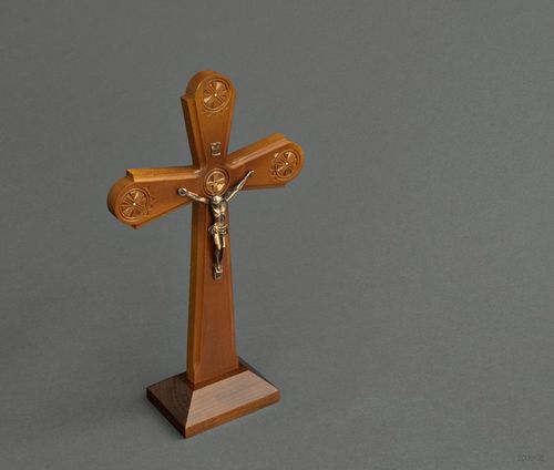 Katholisches Tischkruzifix aus Holz - MADEheart.com