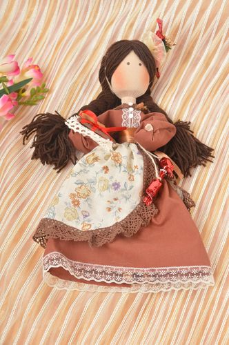 Muñeca artesanal decoración de casa con cinta de raso de tela regalo original - MADEheart.com