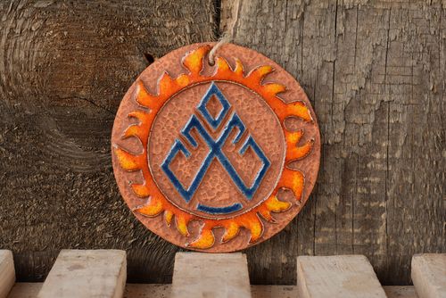 Pingente amuleto de cerâmica feito a mão - MADEheart.com