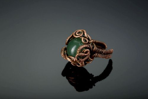 Handgemachter Ring aus Kupfer mit Nephrit - MADEheart.com