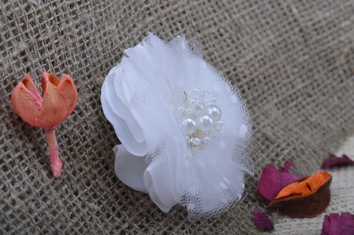 Barrette à cheveux de tissu avec tulle et perles fantaisie blanche faite main - MADEheart.com