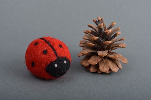 Süßes Kuscheltier Marienkäfer handmade Spielzeug aus Wolle Geschenk für Kinder - MADEheart.com