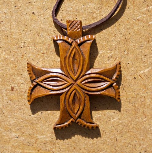 Croix pectorale en bois - MADEheart.com