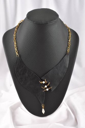 Collana di perle e cuoio fatta a mano originale di moda bigiotteria da donna - MADEheart.com