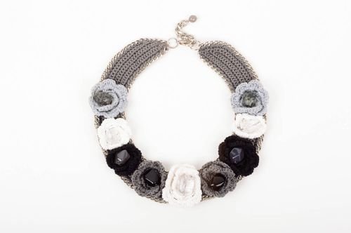 Collar hecho a mano gris tejido bisutería para mujer accesorio de moda - MADEheart.com