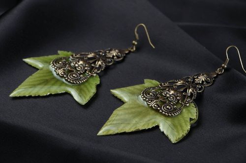 Earrings with currants leaves in epoxy resin - MADEheart.com
