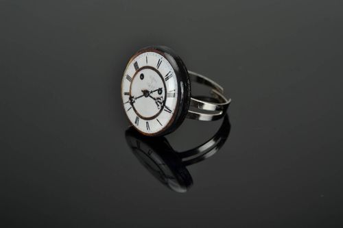 Anel artesanal de cerâmica plástica na forma de relógio Relógio de vintage - MADEheart.com