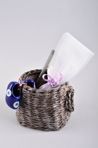 Elemento decorativo hehco a mano cesta artesanal de papel regalo para amigos - MADEheart.com
