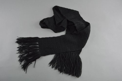 Шерстяной длинный шарф с кисточками ручной работы темный темлый унисекс - MADEheart.com