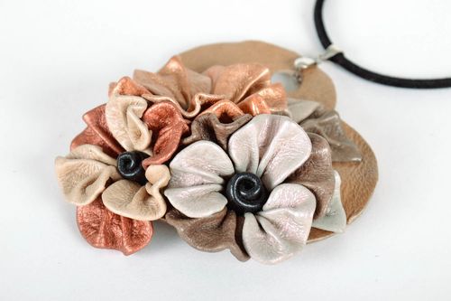 Pendant made of leather Flowers - MADEheart.com