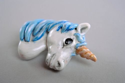 Broche feito de argila do polímero Unicorn - MADEheart.com