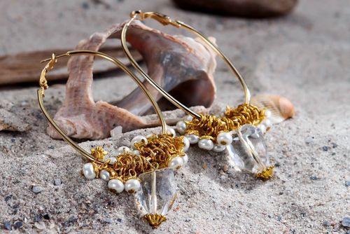 Handmade earrings made ​​of crystal, artificial pearls - MADEheart.com