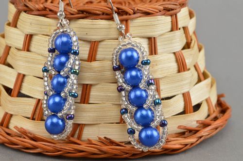Blaue lange Ohrringe aus Glasperlen für Frauen originell Künstler Handarbeit - MADEheart.com