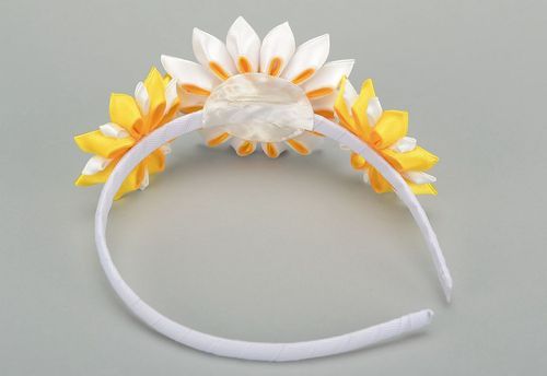 Serre tête avec fleurs en satin fait main - MADEheart.com