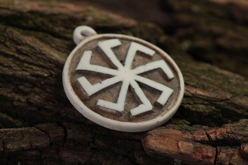 Ciondolo amuleto in catrame polimerico fatto a mano pendente etnico originale - MADEheart.com