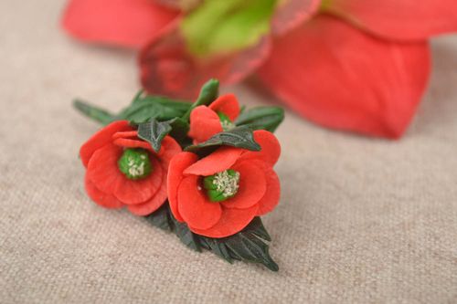 Broche fleurs rouges Bijou fait main en porcelaine froide Cadeau pour femme - MADEheart.com