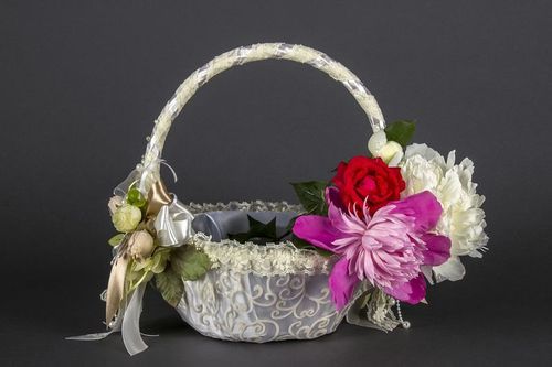 Panier tressé avec fleurs Bouton - MADEheart.com