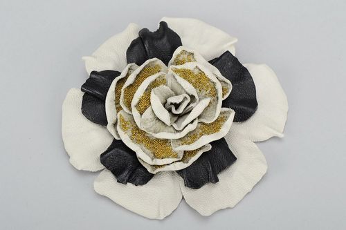Broche de couro em forma de flor feito à mão - MADEheart.com