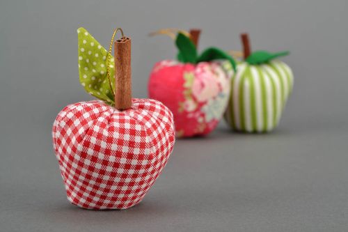 Pendente di stoffa fatto a mano mela in cotone darredo decorazioni di casa - MADEheart.com