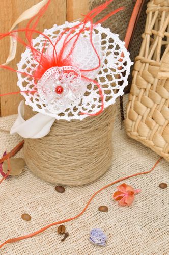 Rot weißes Haarband aus Stoff mit dekorativem Hut für Mädchen Handarbeit - MADEheart.com