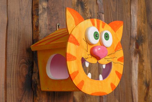 Nichoir en bois fait main original peint de créateur en forme de chat roux - MADEheart.com