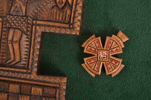 Cruz tallada madera hecha a mano bisutería original regalo personalizado - MADEheart.com