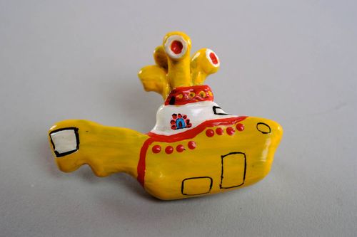 Broche feito de argila Submarino Amarelo - MADEheart.com