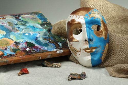 Le masque de carnaval papier-mâché Volta fait main - MADEheart.com