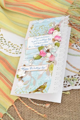 Cartão postal decorativo decorado com flores artificiais Casamento feliz! - MADEheart.com