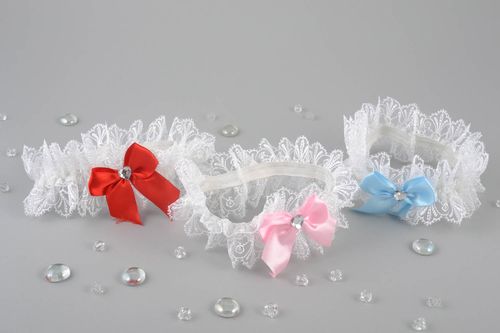 Handmade set of garters 3 pieces made of guipure and satin with colorful bows - MADEheart.com