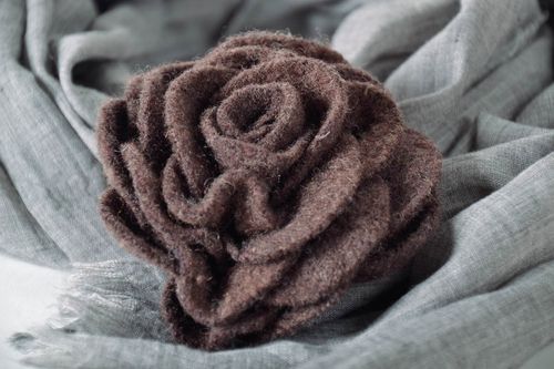 Broche originale en laine naturelle Rose - MADEheart.com