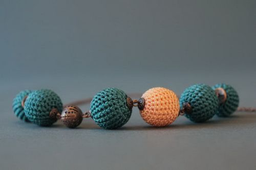 Colar de contas tricotado de fio de cetim - MADEheart.com