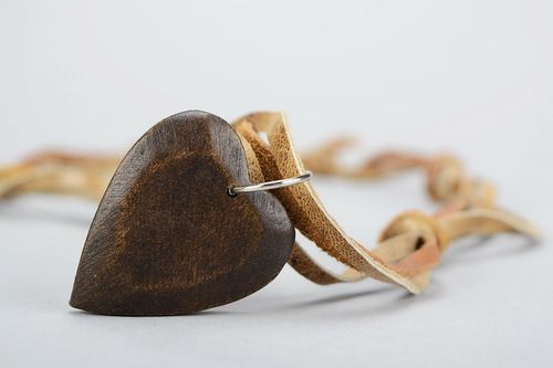 Pingente-talismã de madeira feito à mão - MADEheart.com