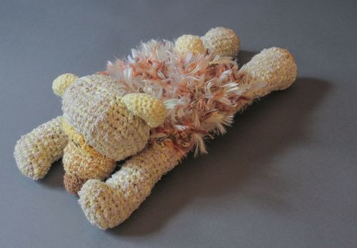 Giocattolo a maglia fatto a mano pupazzo a forma di orsetto che dorme  - MADEheart.com