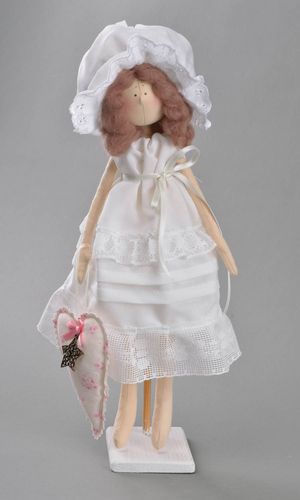 Игрушка кукла из ткани в белом платье и чепчике на подставке ручная работа - MADEheart.com