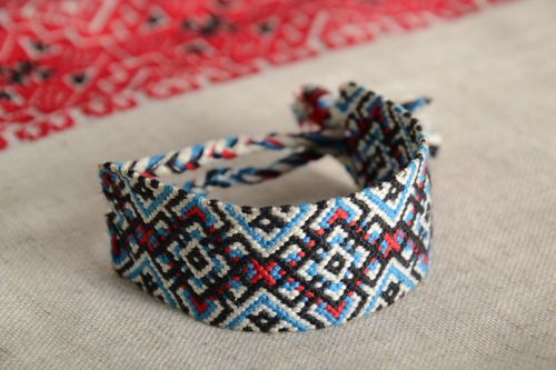 Bracelet textile original fait main tressé avec ornement multicolore pour femme - MADEheart.com