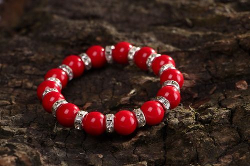 Bracelet made of natural coral on elastic band - MADEheart.com